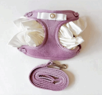 Pretal de corderoy rosado c/volados satinados y detalle de perla c/correa.Talle S